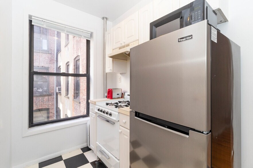 Building Photo - 163 E 94th St