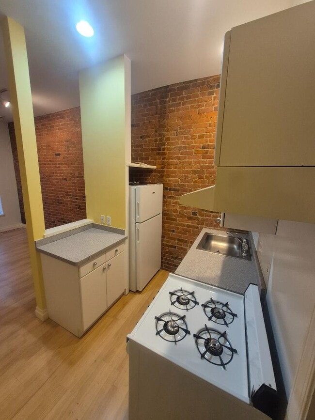 Building Photo - 160 Park St