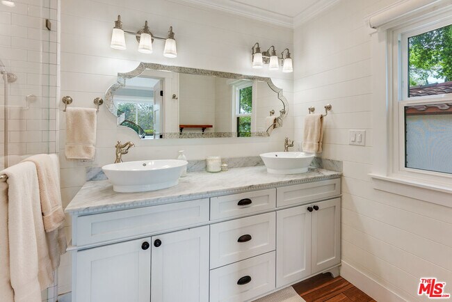 Building Photo - 1462 Mentone Ave