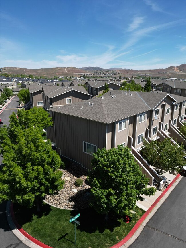 Building Photo - Wonderful and Sunny Rancho San Rafael Town...
