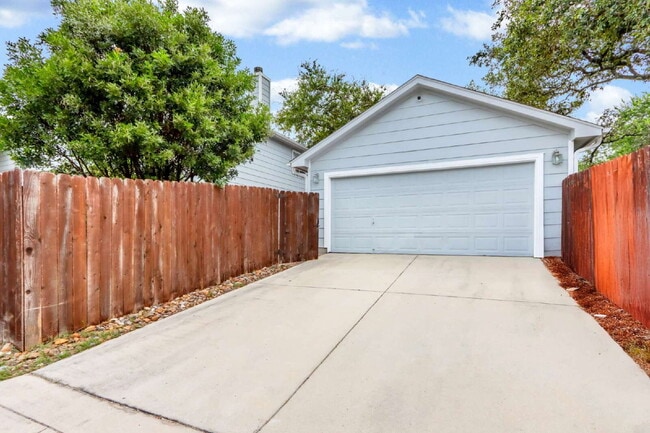 Building Photo - "Spacious 6-Bedroom Haven with 4 Full Baths and Hot Tub!"