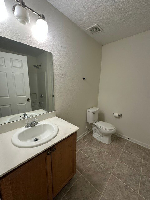 Building Photo - Spacious 4 Bedroom Home With Washer And Dryer Included