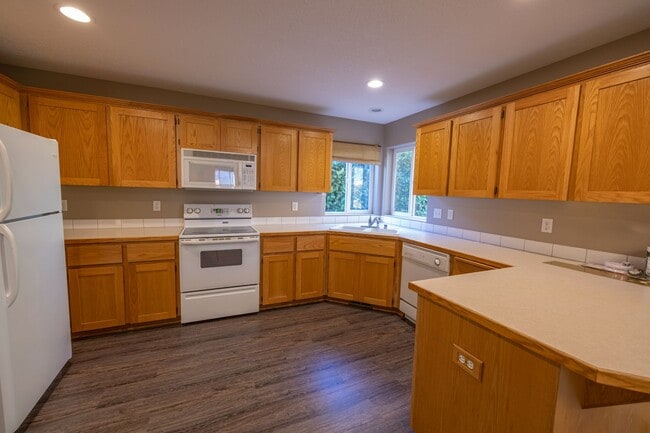 Building Photo - Three bedroom home with a bonus room and Air Conditioning - Built in 2000