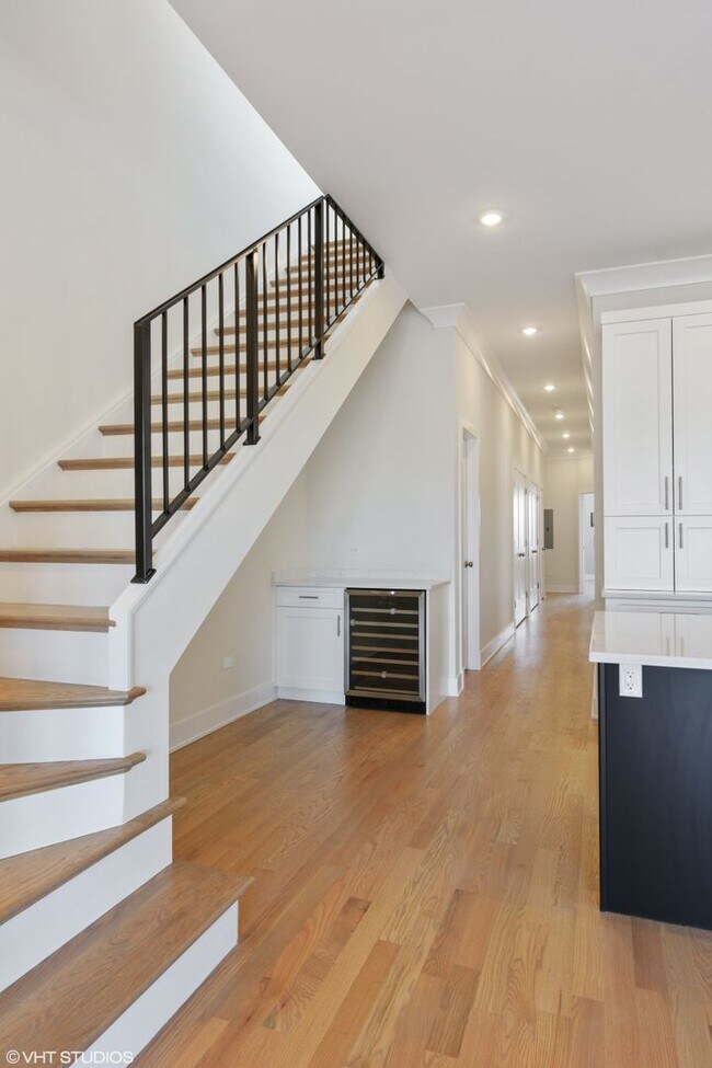 Building Photo - Pet Friendly 3 Bed 2 Bath Condo Quality in...
