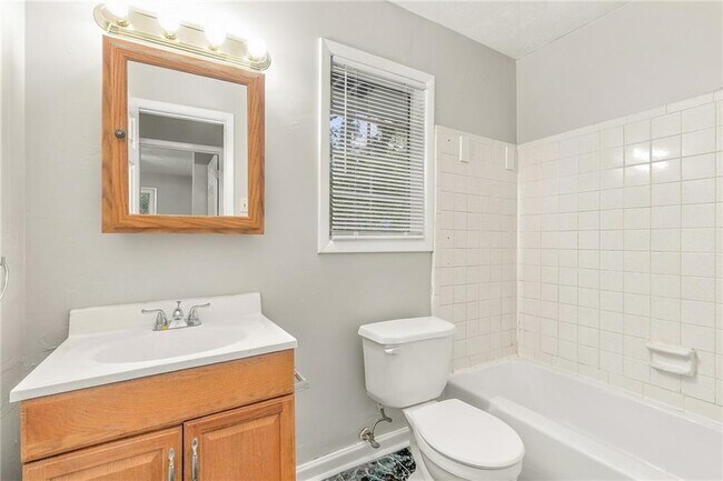 Building Photo - 1166 Shoreham Dr