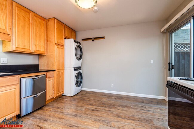 Building Photo - 768 Calderon Ave