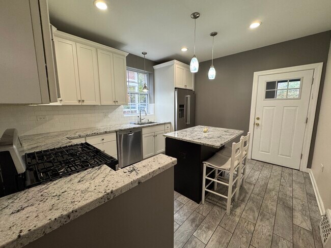 Building Photo - 1822 W Greenleaf Ave