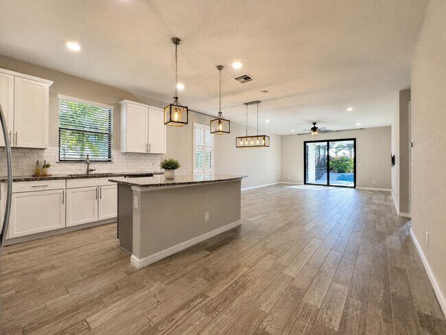 Building Photo - 348 SE Courances Dr