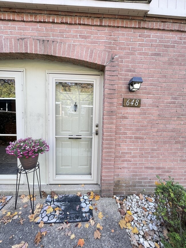 Building Photo - 648 Carriage Cir