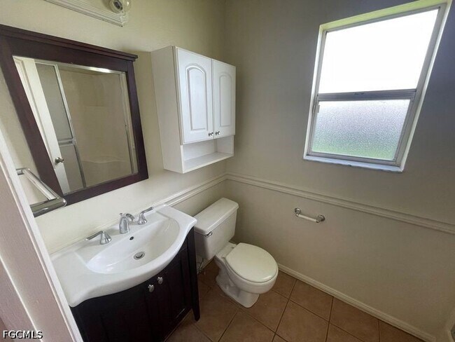 Building Photo - 445 Candlewick Cir W