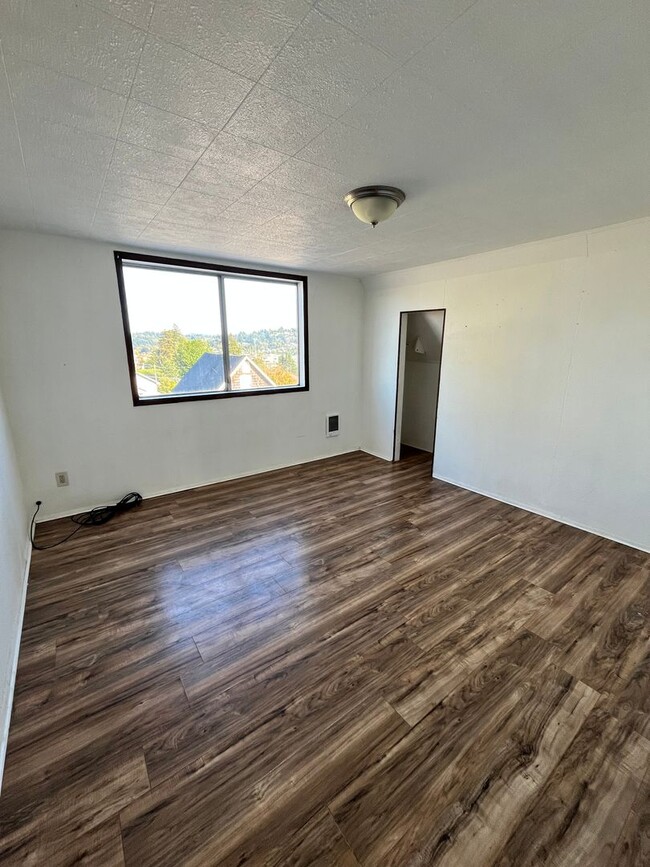 Building Photo - Spacious Coos Bay Home!! Lease Today!