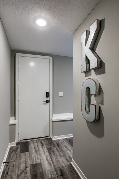 Building Photo - 7105 N Walnut St