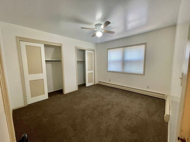 Building Photo - Beautiful 3 Bed 1.5 Bath Townhome in a Ren...