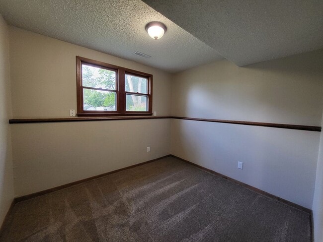 Building Photo - Spacious 4 bedroom home!