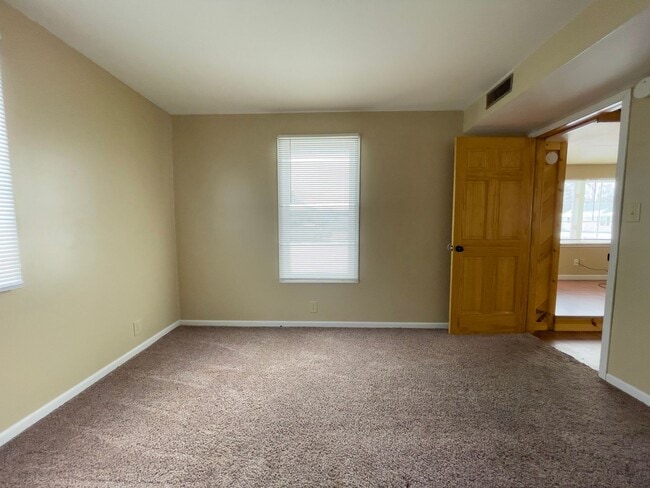 Building Photo - Cozy 2 Bedroom Home! Washer & Dryer Hookups! Large Deck! Spacious Yard!