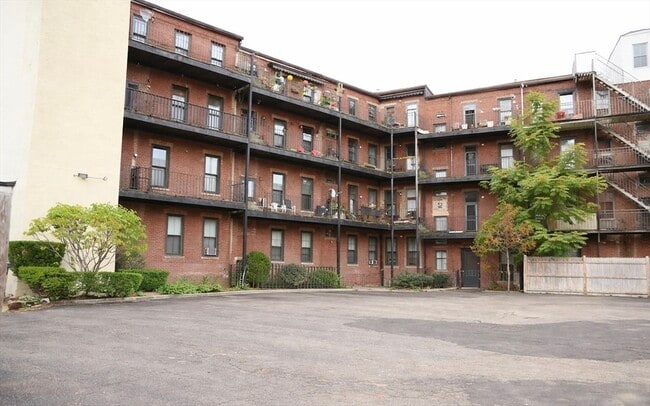 Building Photo - 38 Williams St