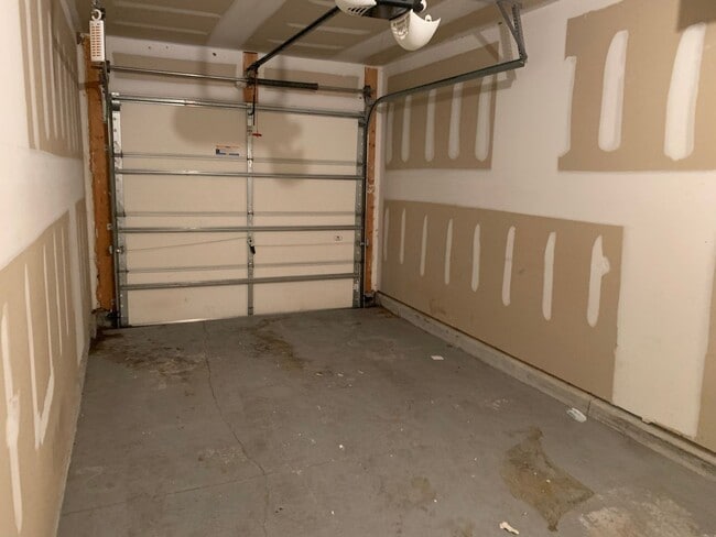 Building Photo - RENT SPECIAL!! Half off 1st months' rent i...