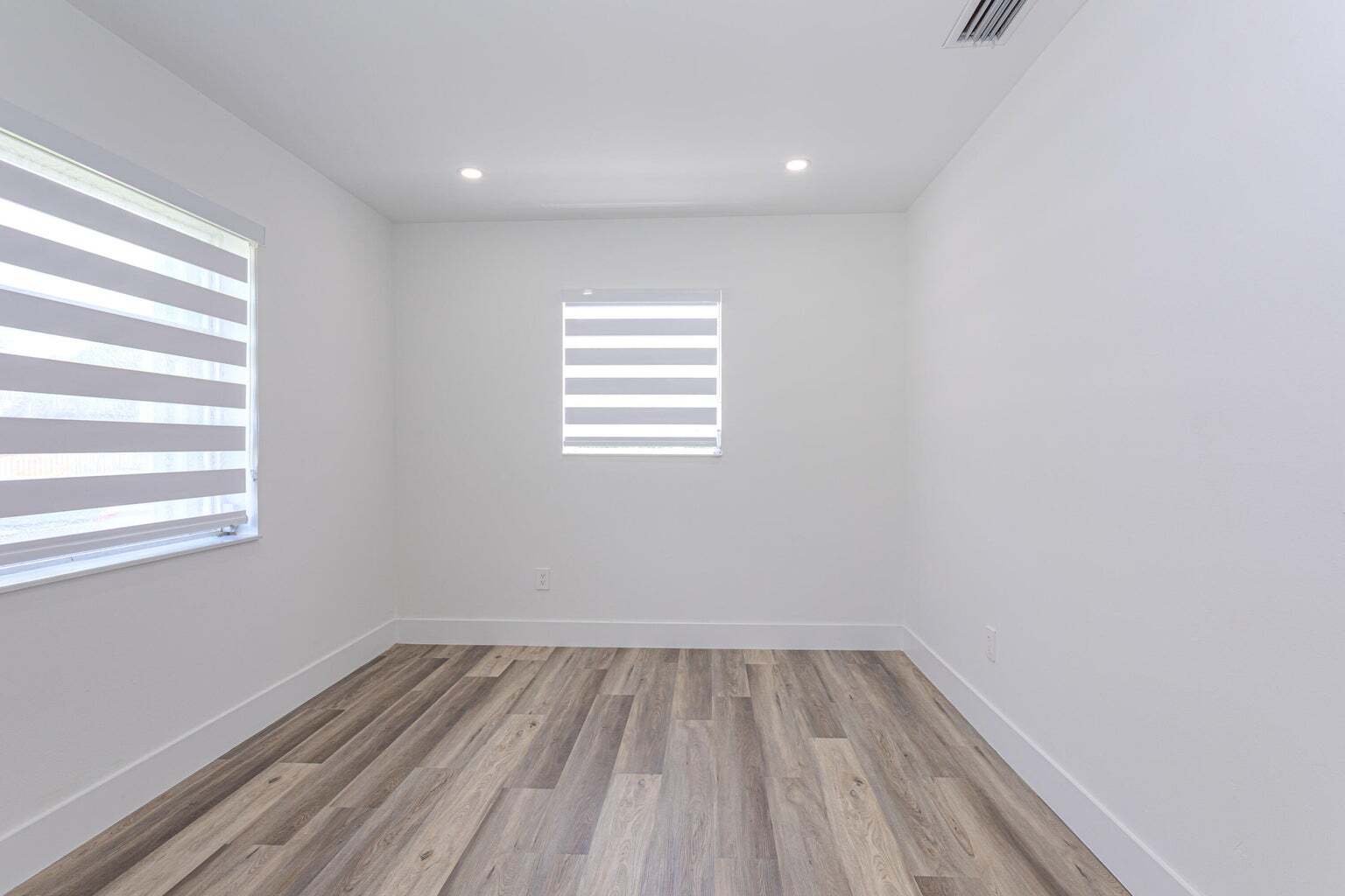 Building Photo - 1717 16th Ct N