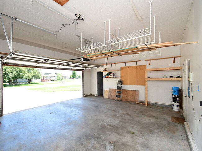 Building Photo - 820 Redwood Rd