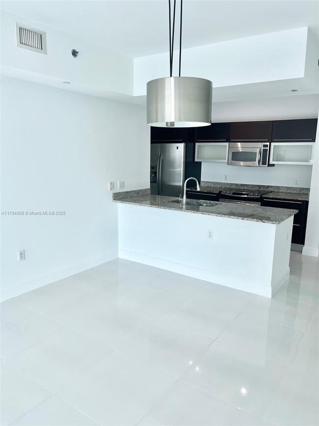 Building Photo - 950 Brickell Bay Dr