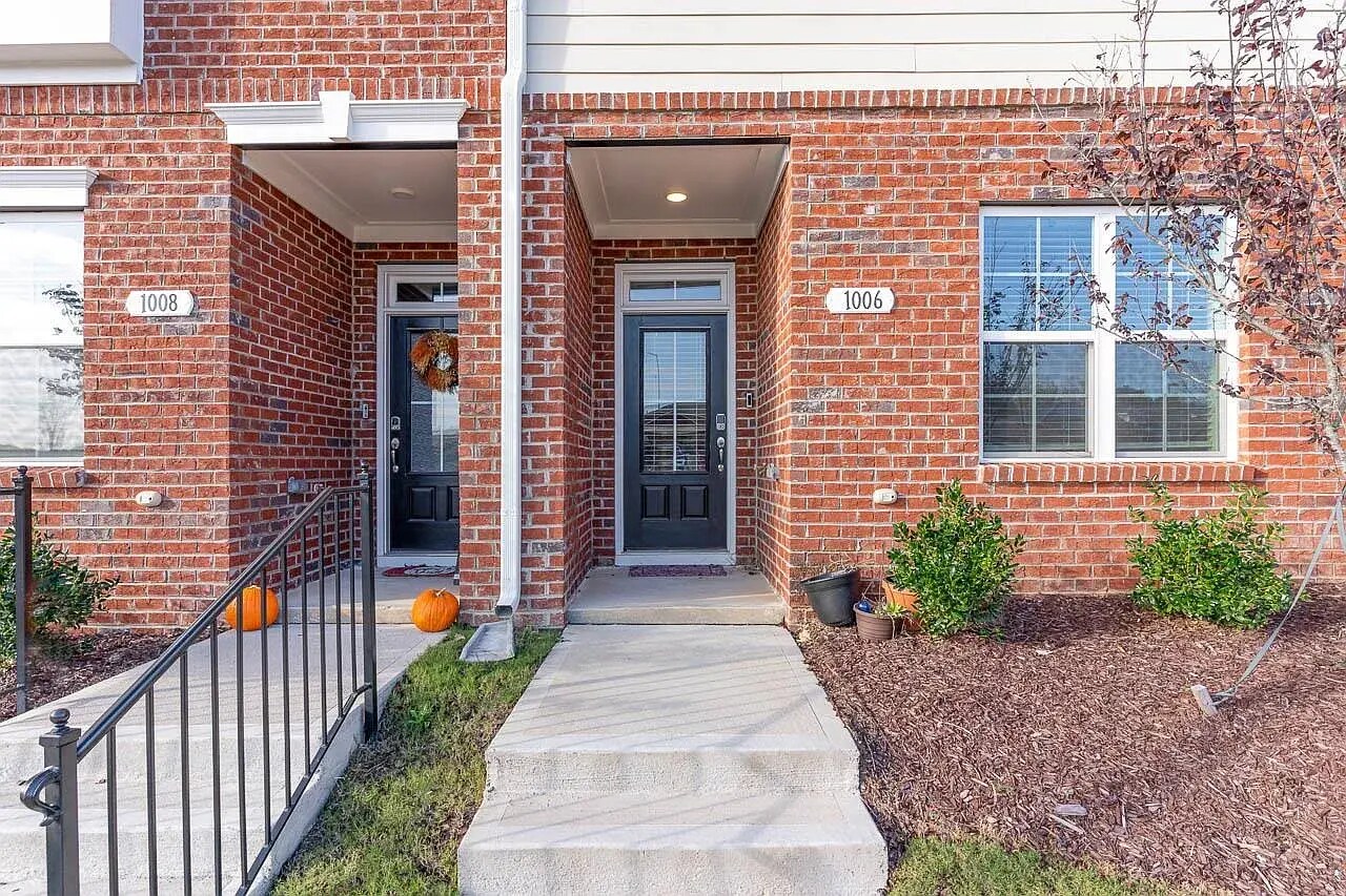 front door - 1006 Gateway Commons Cir