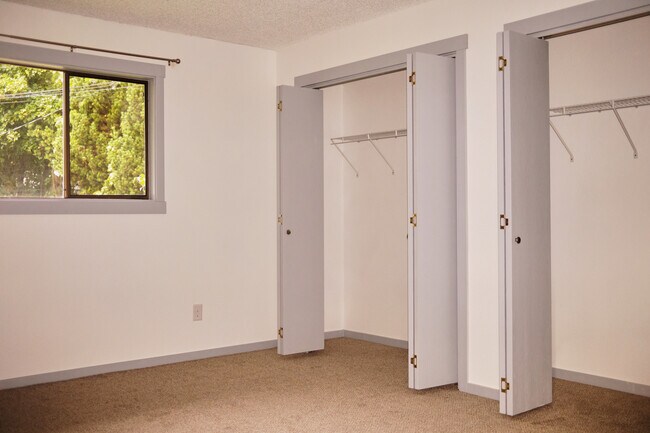 Building Photo - 1325 E Syringa Dr