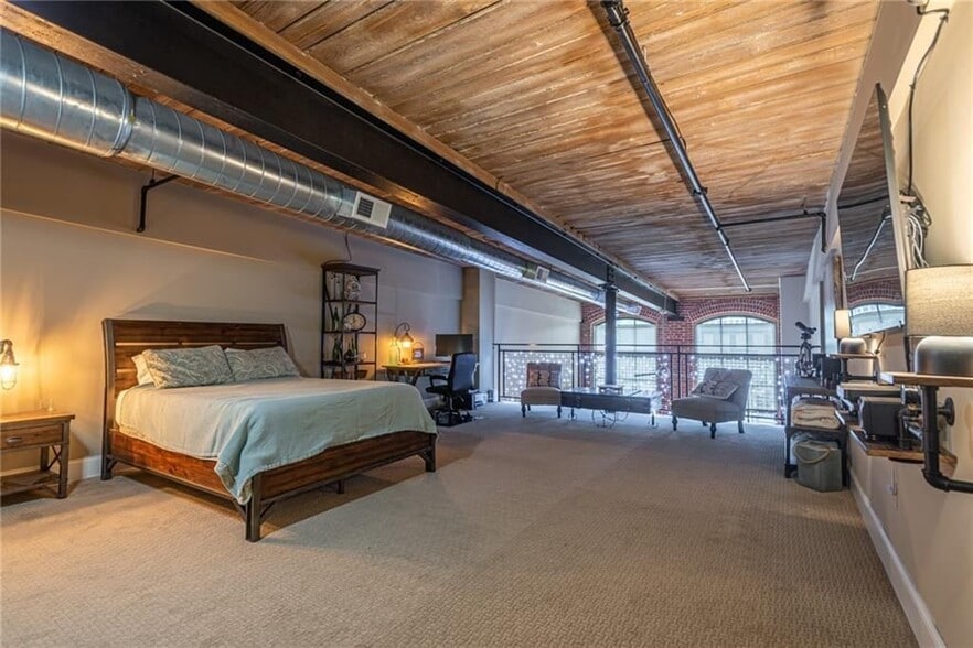 Building Photo - 618 Main St