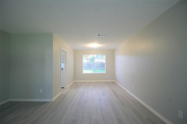 Building Photo - 3323 Hidden Creek Dr
