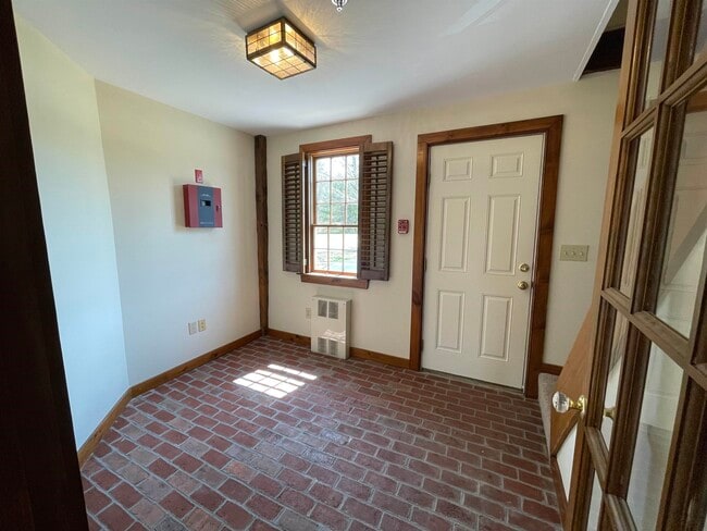 Building Photo - 454 Main St