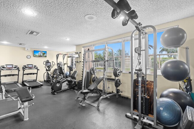 Building Photo - 3000 Holiday Dr