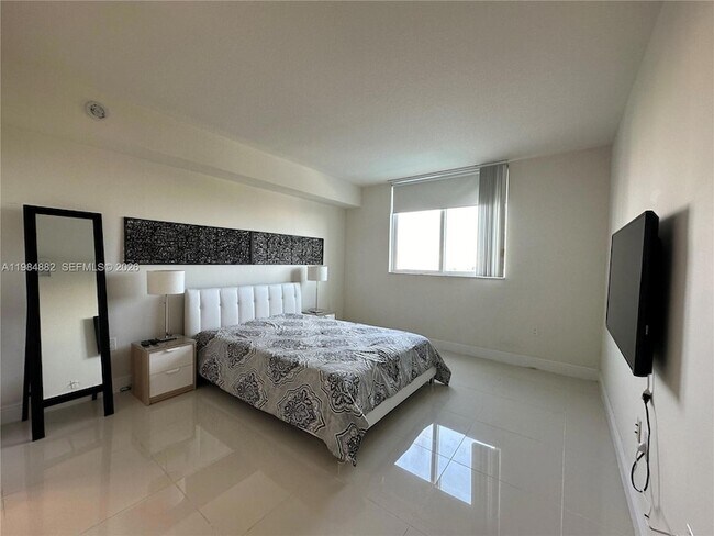 Building Photo - 1861 NW S River Dr