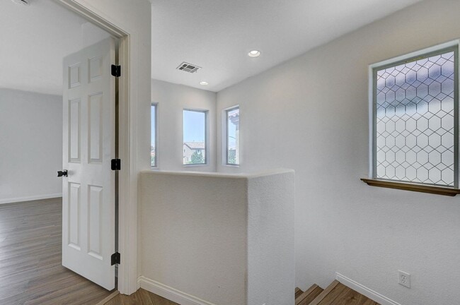 Building Photo - Stylish Tri-Level Home/Tandem Garage in Henderson