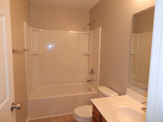Building Photo - Fabulous 3 bedroom,2.5 bathroom 2 Car gagrage