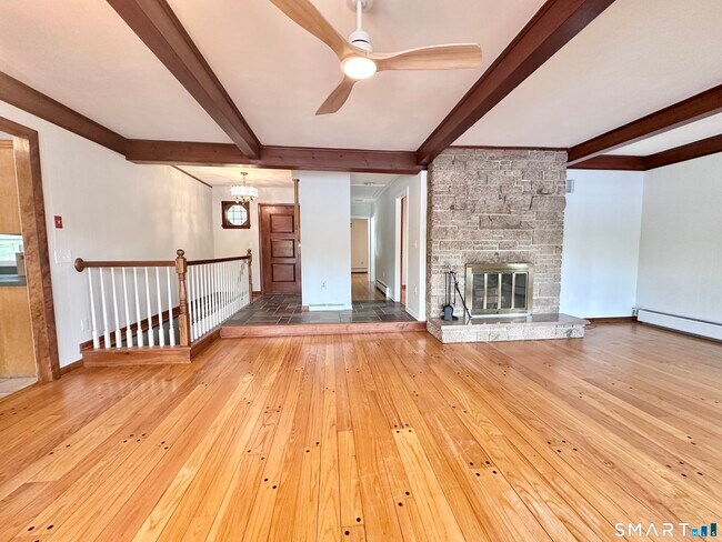 Building Photo - 542 Lake Dr
