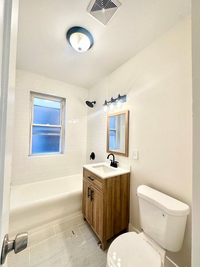 Building Photo - 1150 N Lawndale Ave