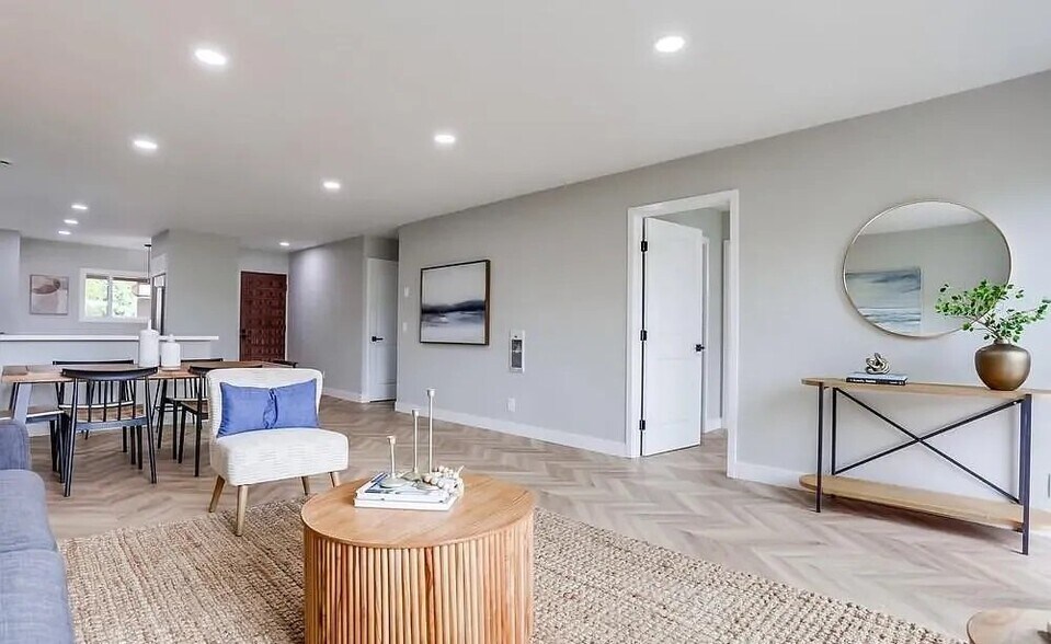 Building Photo - 2600 Torrey Pines Rd