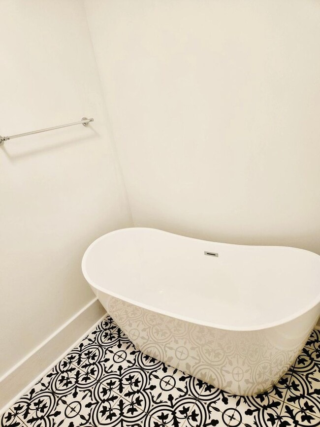 Building Photo - Available this Summer!! Beautiful 3 bed, 2 bath home located in Ardsley Park in Savannah, Ga!!