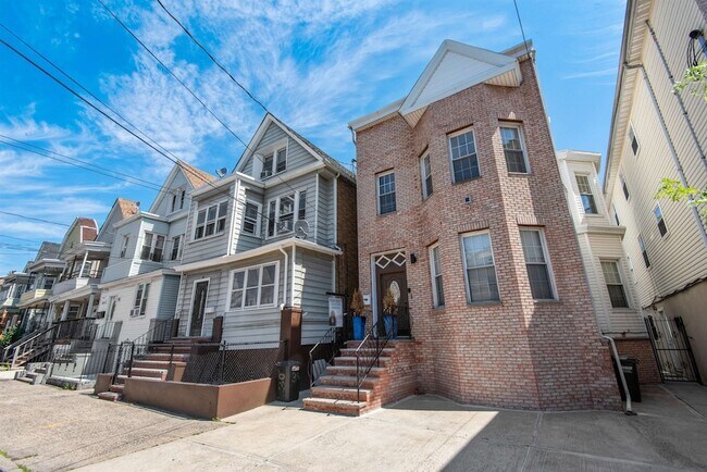 Building Photo - 28 Armstrong Ave