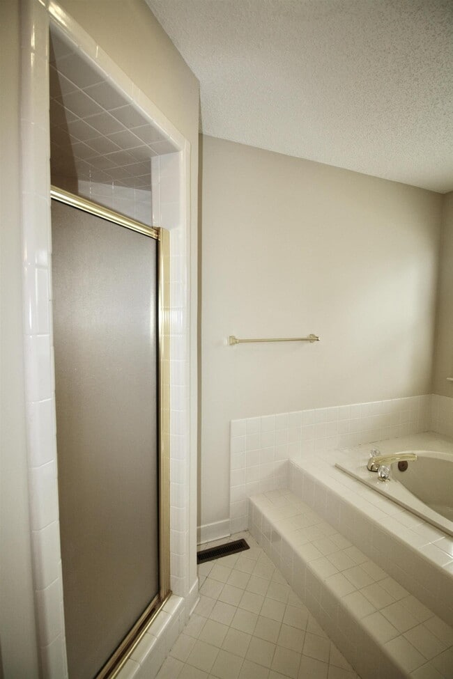 Building Photo - 32 Westlake Pointe Dr