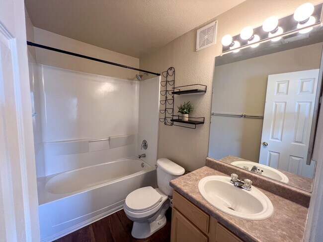Building Photo - Fully Furnished Stunner Close to UNR!!