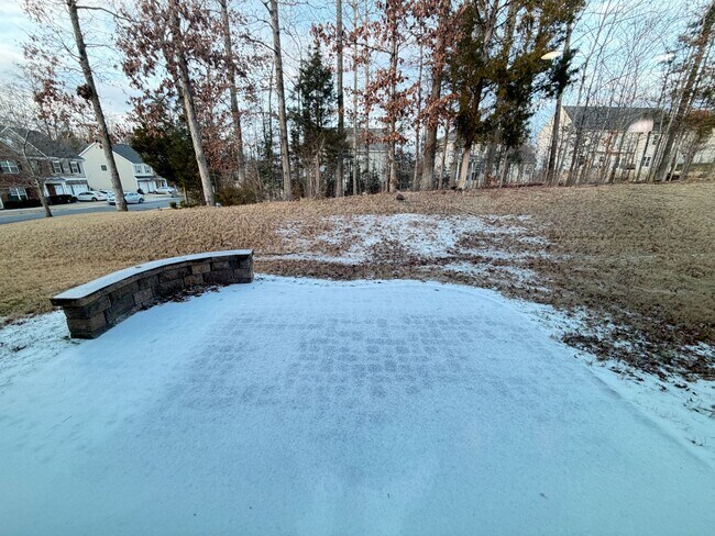 Building Photo - Expansive 5-Bedroom, 3-Story Home in Desirable Harrisburg Neighborhood