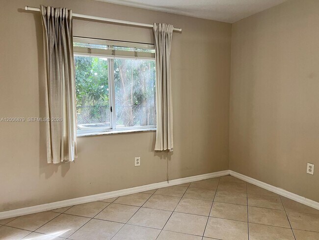 Building Photo - 1250 SE 31st Ct