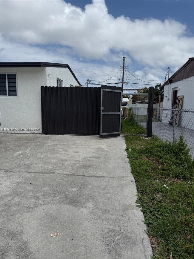 Building Photo - 20601 SW 116th Rd