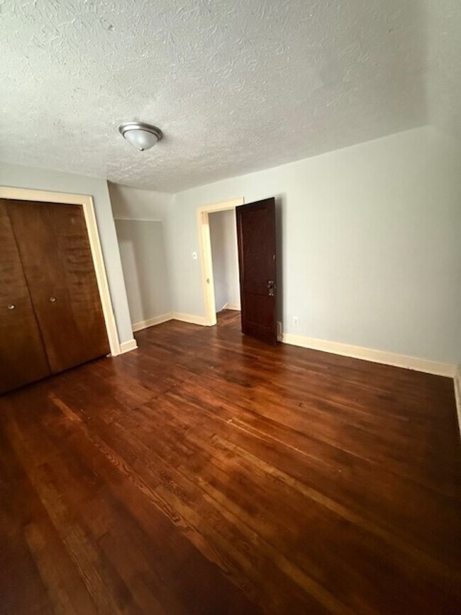 Building Photo - Large 3 Bedroom home with 2 car garage
