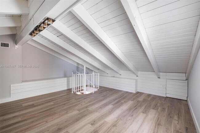 Building Photo - 1365 Bay Terrace