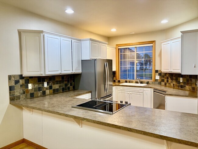 Building Photo - 2285 James Cir