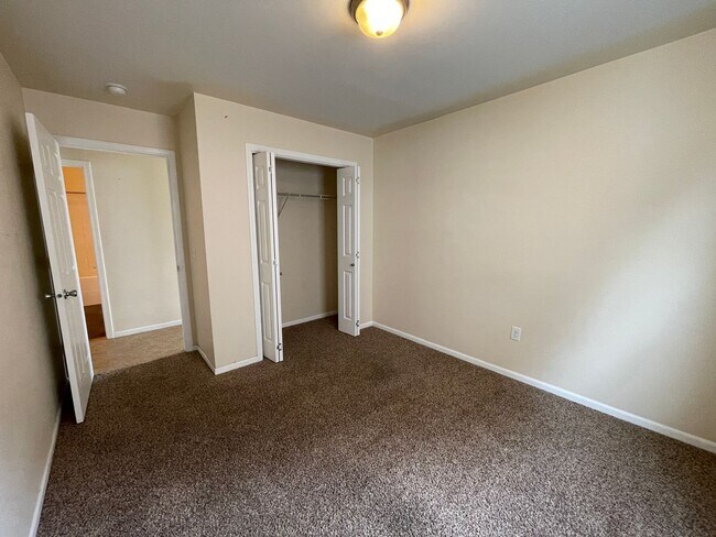 Building Photo - Spacious 3 bed for rent!
