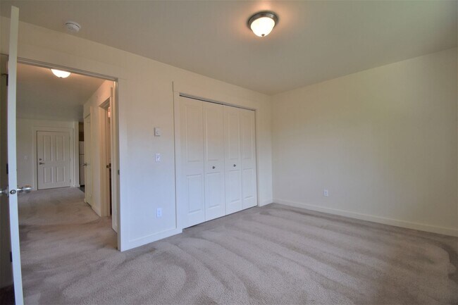Building Photo - Top Floor 2Bed 1Bath apartment! Close to M...