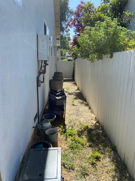 Building Photo - 4470 Stansbury Ave