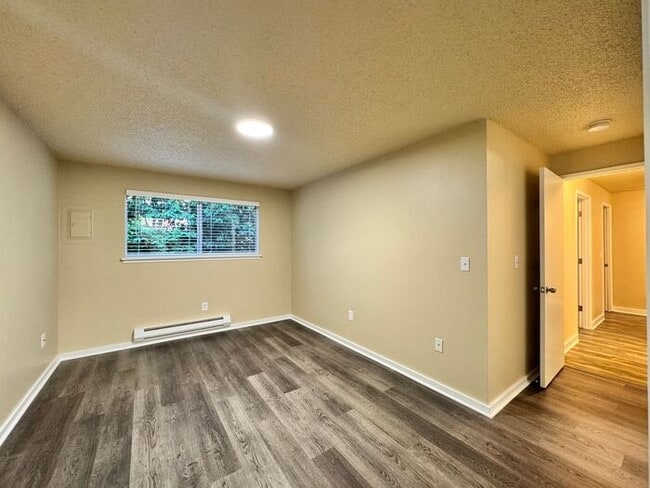 Building Photo - AVAILABLE NOW! Spacious 2 Bed, 1.5 Bathroo...